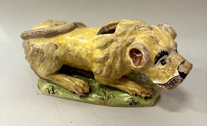 LILLE (?)
Lion couché en faïence polychrome
L....
