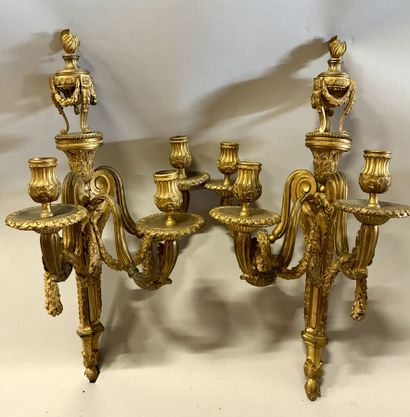 Paire d'appliques en bronze doré surmontées...