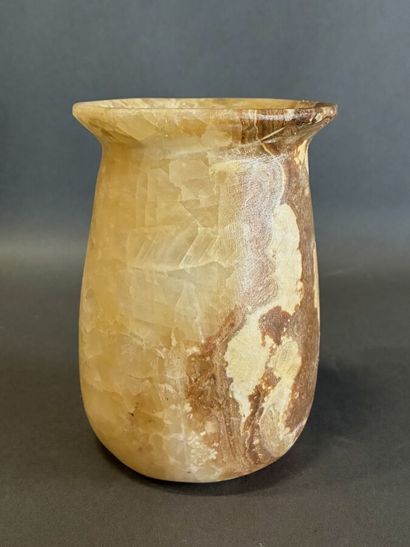 Vase en pierre dure 
H. 14.5 cm

Première...