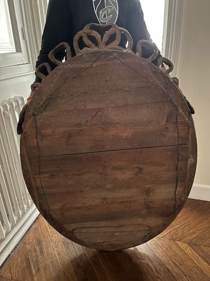Miroir en bois et stuc doré de forme ovale,
Style...