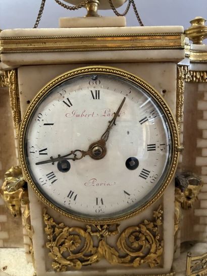 Pendule borne en bronze doré et marbre blanc,...