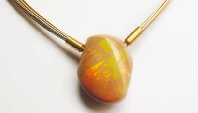 Anna TABAKHOVA
Collier orné d'un opale d'Ethiopie...