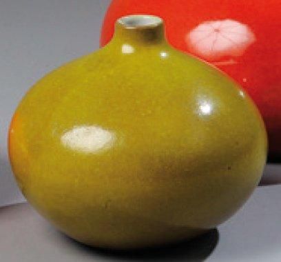 Vase en terre cuite vernissé vert Signé au...