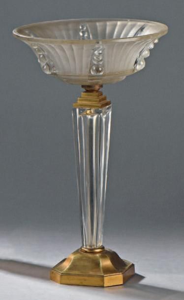 LAMPE composée d'une coupe en verre dépoli...