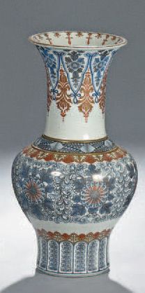 IMPORTANT VASE cornet à col évasé en porcelaine...