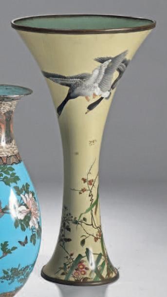 IMPORTANT VASE cornet en émaux cloisonnés...