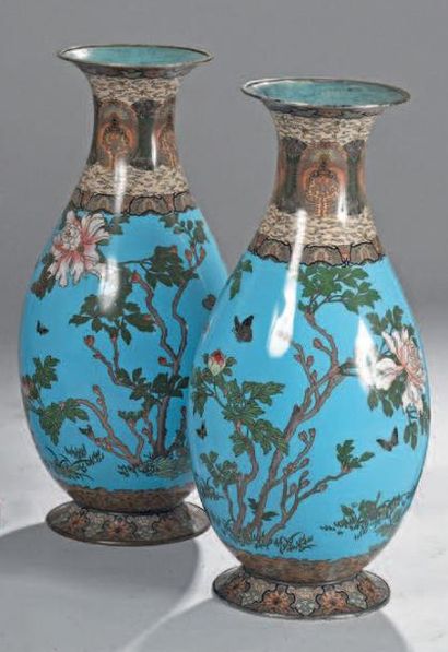 GRANDE PAIRE DE VASES en émaux cloisonnés...