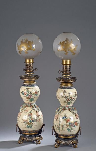 RARE ET IMPORTANTE PAIRE DE LAMPES à pétrole...