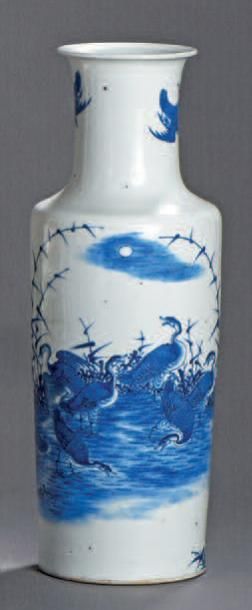VASE rouleau en porcelaine blanche à décor...