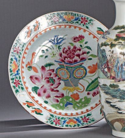 PLAT rond en porcelaine blanche à décor polychrome...