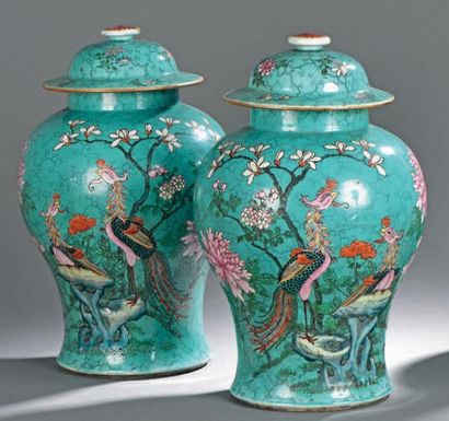 PAIRE DE VASES couverts de forme balustre...