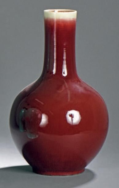 VASE de forme «tianqiuping» en porcelaine...