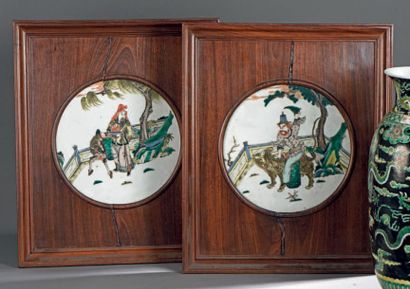 PAIRE DE PLAQUES rondes en porcelaine blanche...