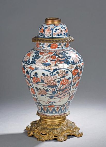 POTICHE couverte de forme balustre en porcelaine...