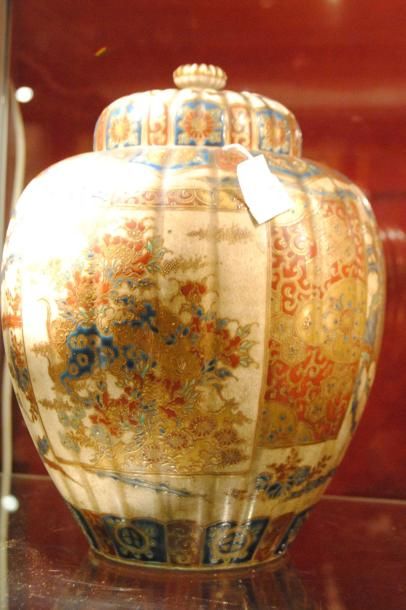 VASE couvert godronné en faïence de Satzuma...