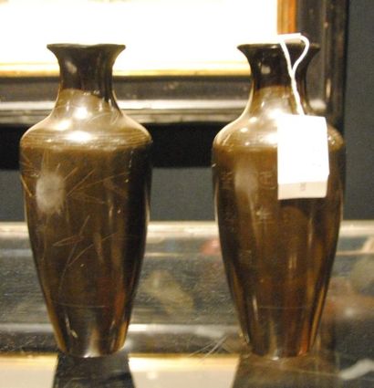 PAIRE DE PETITS VASES de forme balustre en...