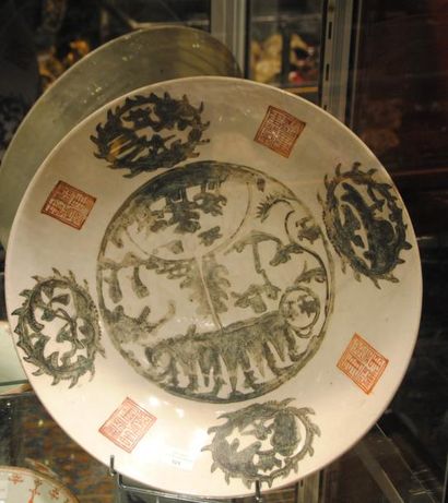 PLAT en porcelaine blanche dite de «Swatow»...