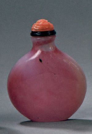 Tabatière en verre soufflé de forme arrondie...