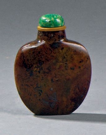 TABATIÈRE de forme écusson aplati en agate...