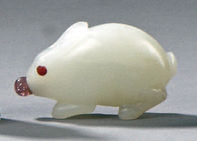TABATIÈRE en jade blanc en forme de lapin,...