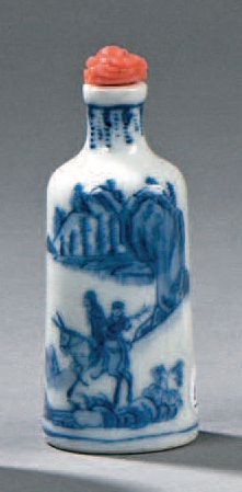 PETITE TABATIÈRE cylindrique en porcelaine...