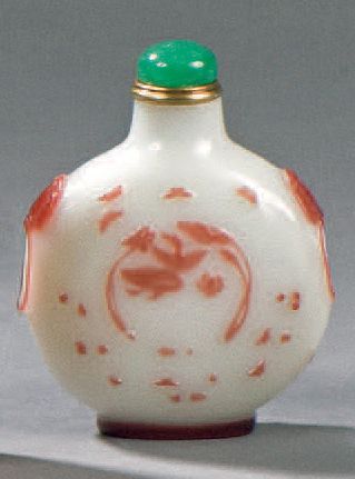 TABATIÈRE de forme arrondie aplatie en verre...