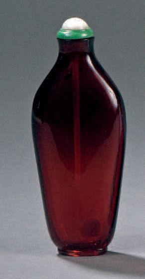 TABATIÈRE de haute forme allongée en verre...
