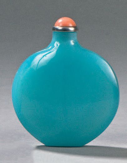 TABATIÈRE de forme arrondie aplatie en verre...