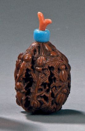 TABATIÈRE en noix naturelle sculptée en continu...