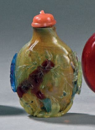 TABATIÈRE en verre soufflé, à décor overlay...