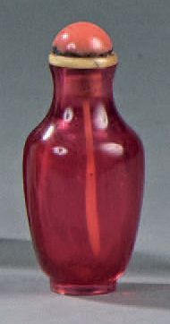 TABATIÈRE de forme bouteille en verre rouge...