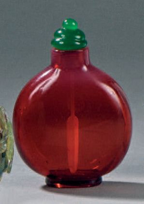 TABATIÈRE de forme arrondie aplatie en verre...