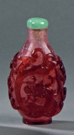 TABATIÈRE en verre overlay rouge sur fond...
