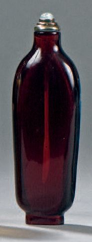 TABATIÈRE de forme allongée en verre rouge...