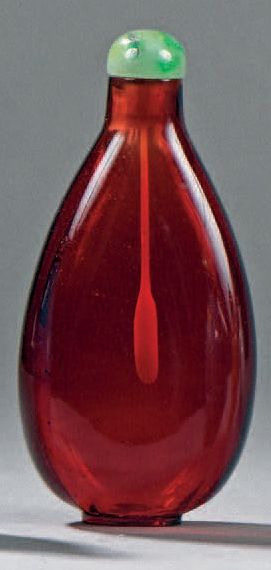 GRANDE TABATIÈRE de forme oblongue en verre...