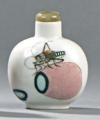 BELLE TABATIÈRE de forme arrondie en porcelaine...