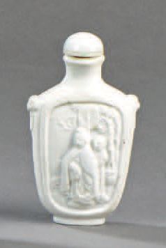 TABATIÈRE en porcelaine blanche en grande...
