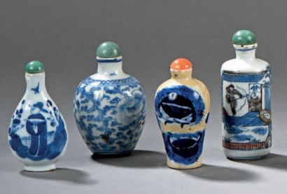 LOT DE QUATRE TABATIÈRES en porcelaine:
-...