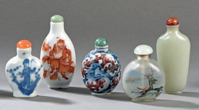 LOT DE CINQ TABATIÈRES:
- une en porcelaine...