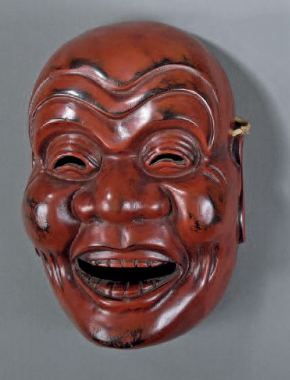 MASQUE populaire en bois recouvert de laque...