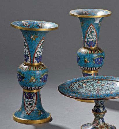 PAIRE DE VASES de forme «gu» en cuivre et...