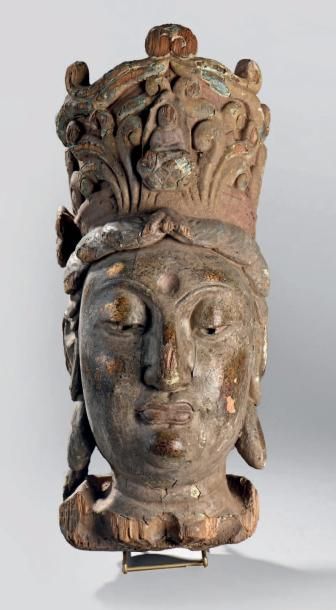 TÊTE DE GUANNYIN en bois décorée en polychromie...