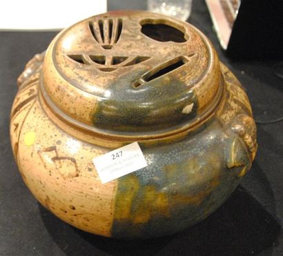BRÛLE-PARFUM en grès émaillé à décor en oxyde...