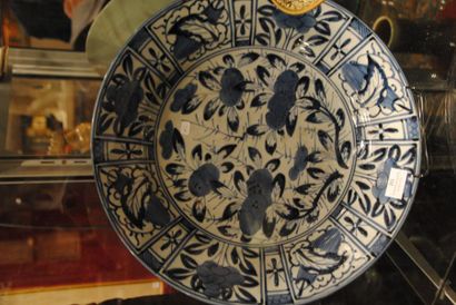 PLAT rond en porcelaine bleu et blanc à décor...