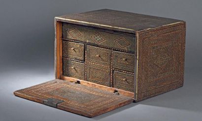 PETIT CABINET en bois de forme rectangulaire...