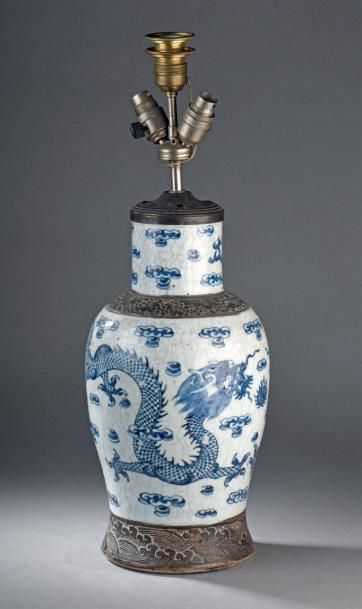 VASE de forme balustre bleu et blanc sur...