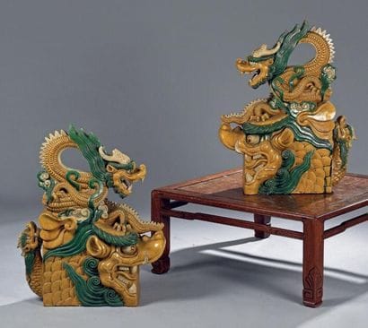 PAIRE D'IMPORTANTES TUILES faîtières en céramique...