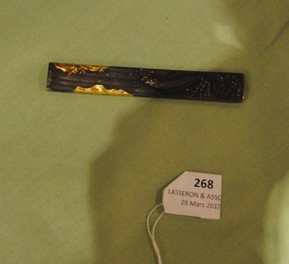KOZUKA en cuivre patiné à décor estampé d'une...