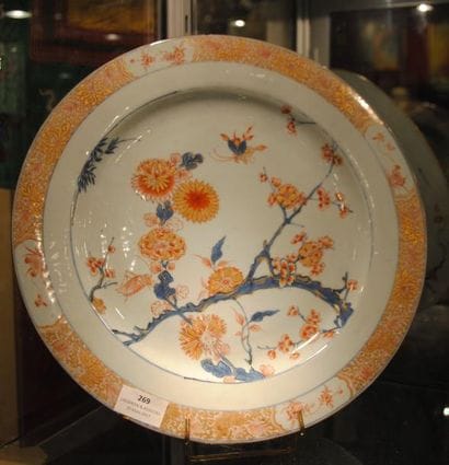 PLAT rond en porcelaine dit «Imari» émaillé...