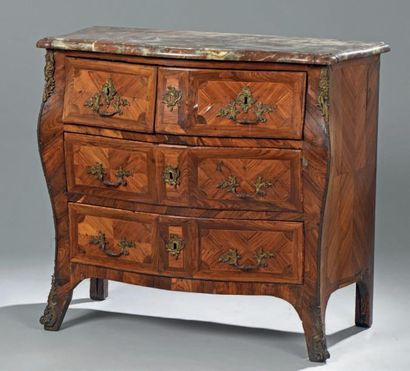 COMMODE de forme galbée en placage de bois...